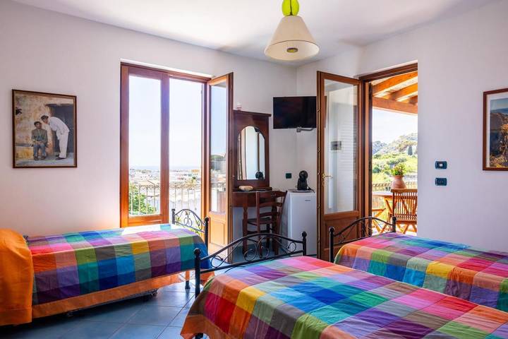 Chambre d’hôte pour 3 personnes, avec jardin ainsi que vue et terrasse à Lipari - 2