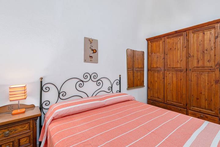Casa vacanze 'Domus Dejana' con vista sulle montagne, terrazza privata e giardino privato in L'Alzoni, San Teodoro
