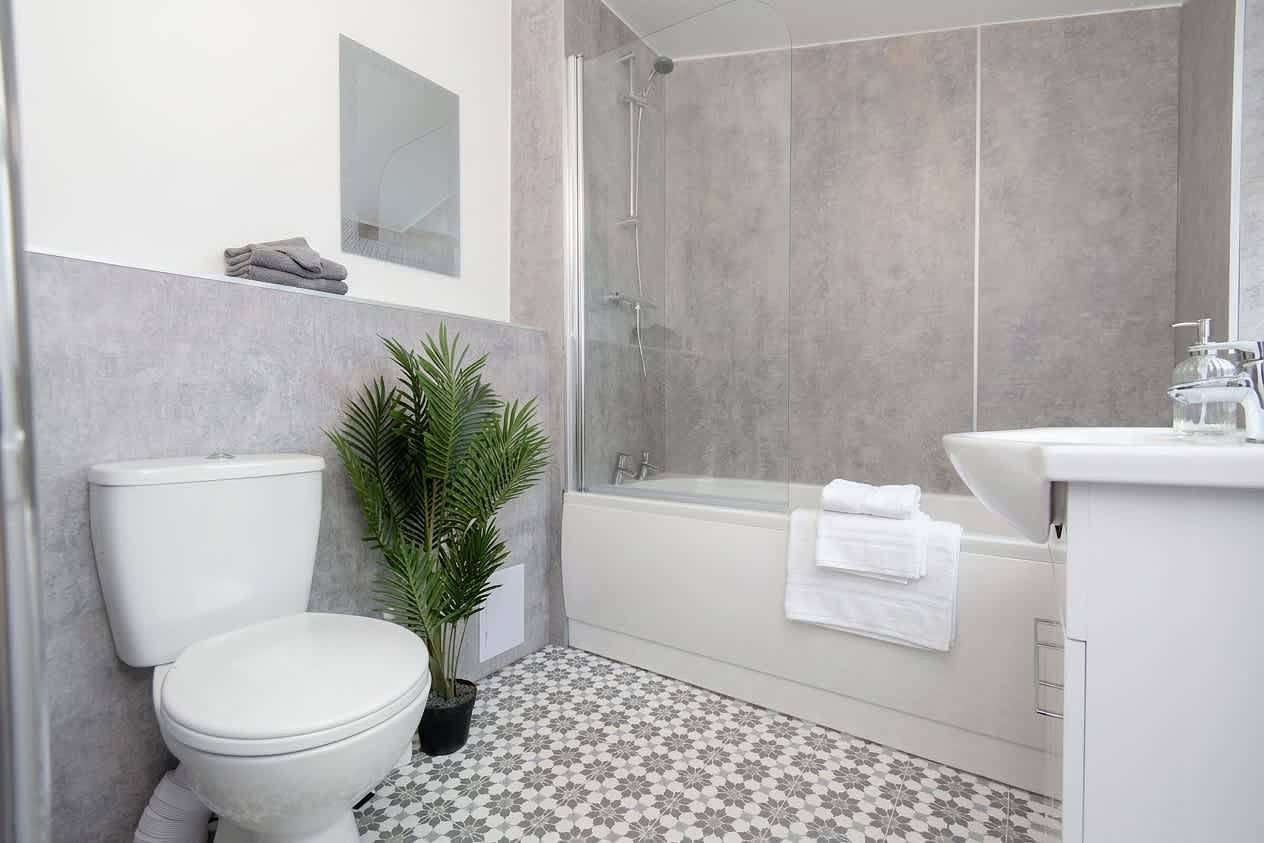 Modern 3Br Home with Free Parking & Fast Wi-Fi in Warwickshire