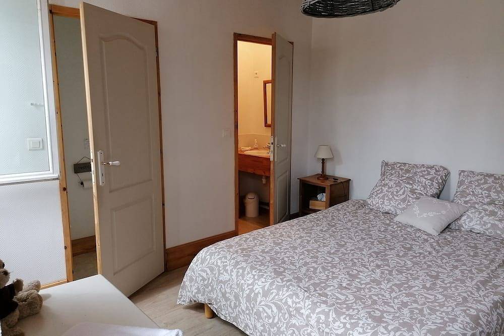 Group gîte with single rooms, no dormitories, in the heart of nature. in Le Chambon-sur-Lignon, Massif Central