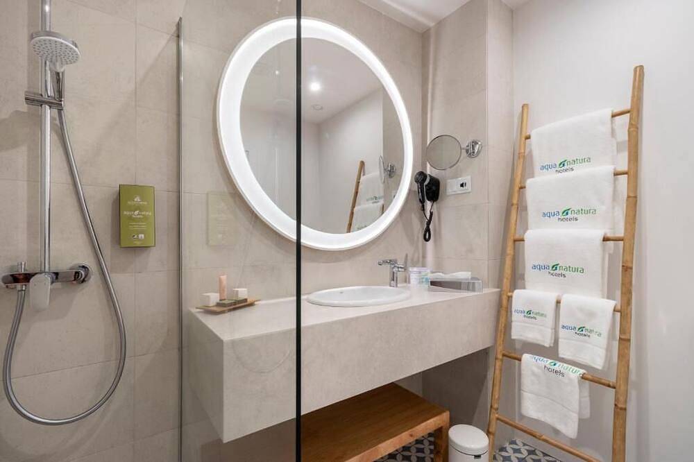 Modern Seafront Room w/ Free Breakfast & Pool Access– Ideal for Relaxing Retreat in Porto Moniz, Madeira