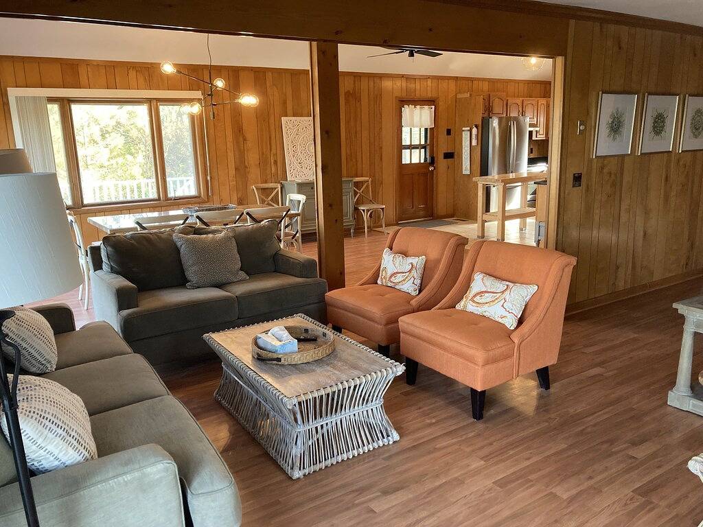 E-Sea-Livin' Oceanside Coastal Cottage in Corolla, 4 min walk to the beach! in Corolla, Currituck County