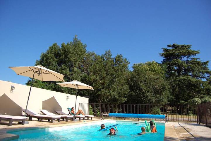 Gîte pour 4 personnes, avec piscine ainsi que jardin et balcon