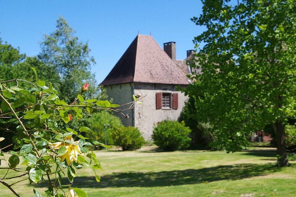 Appartement entier, Appartement en Dépendance d'un pavillon de chasse du 14ème siècle in Busserolles, Parc naturel régional Périgord-Limousin