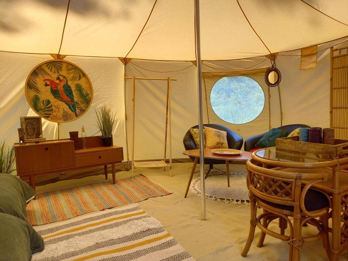 Bus magique avec tente glamping in Saint-Palais (Allier), Région de Montluçon