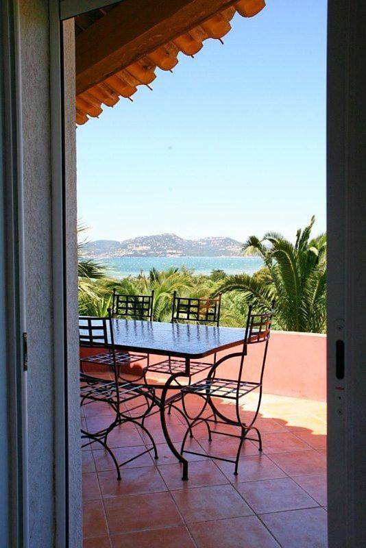 Location de vacances pour 8 personnes, avec Balcon et Terrasse ainsi que Jardin et Vue dans Plage de l'Almanarre - 4