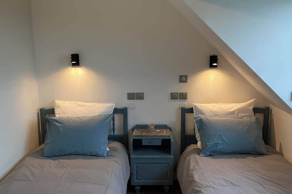 Large 4* gîte: sleeps 12, 6 bedrooms, 4 bathrooms, games room, garden in Laon, Aisne