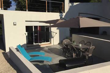 Gîte pour 4 personnes, avec terrasse ainsi que piscine et jardin à Gardanne
