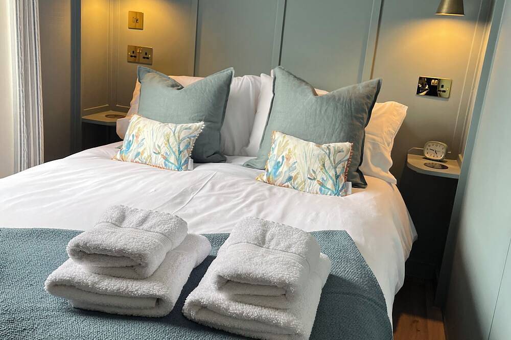 Apple Pippin, shepherds hut style, sleeps 4, private garden, walk to pubs & more in Hartland, Hartland Devon Heritage Coast