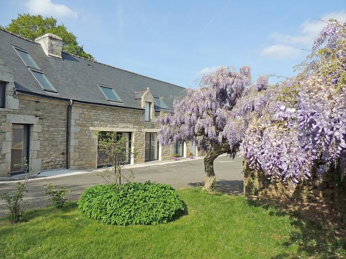 Gîte pour 12 personnes, avec Terrasse ainsi que Jardin et Piscine à Baud (mesure)