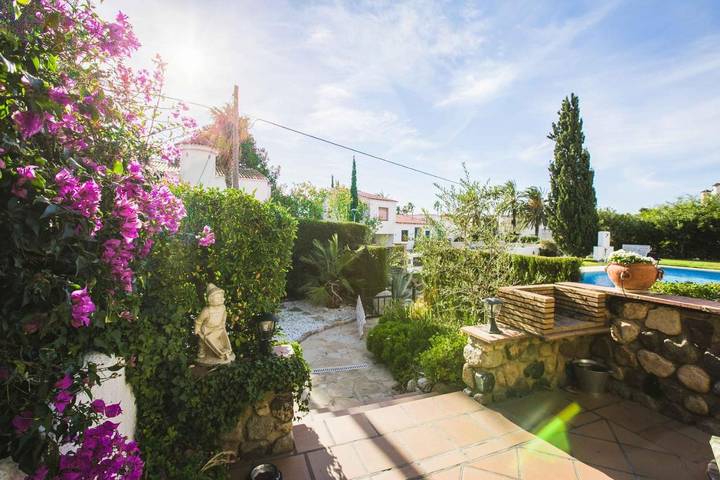 Ferienhaus für 6 Personen, mit Balkon und Terrasse sowie Garten und Pool in Montroig Bahia - 4