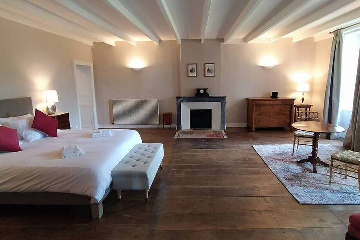 Location de vacances pour 30 personnes, avec jardin ainsi que piscine et balcon à Montboyer - 4