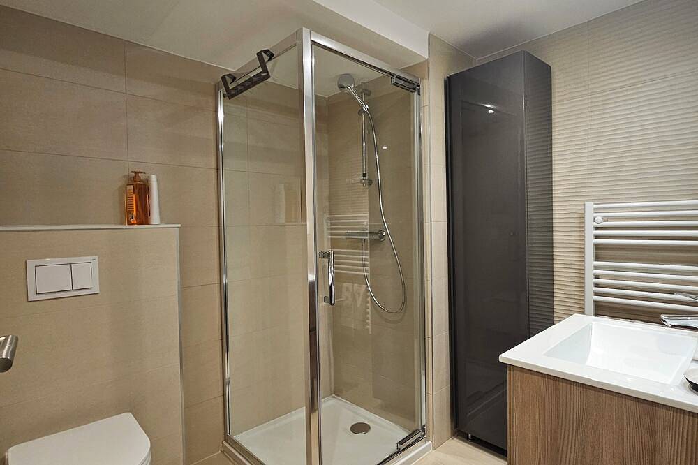 Entire apartment, Domaine de la Ferrière - Garden apartment in wooded grounds, pets welcome in Charbonnières-les-Bains, Rhône