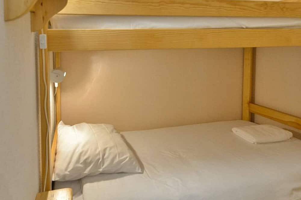 Apartamento entero, Apartamento acogedor para 4, frente a pistas, balcón soleado, cocina completa y Wifi opcional in Chinaillon, Le Grand-Bornand