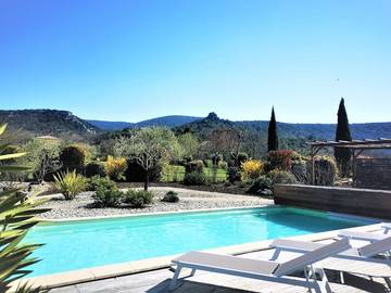 Gîte pour 4 personnes, avec piscine ainsi que terrasse et jardin à Grospierres