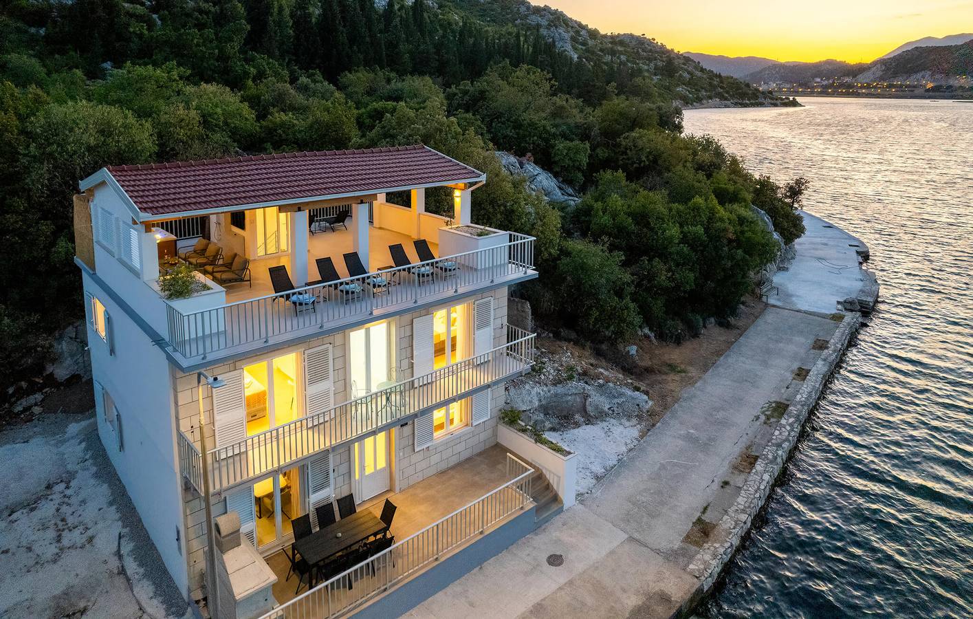 Geräumige 300 m² große Wohnung mit Terrasse, in der Nähe der Küste und des Flusses in Rogotin, Dubrovnik-Neretva