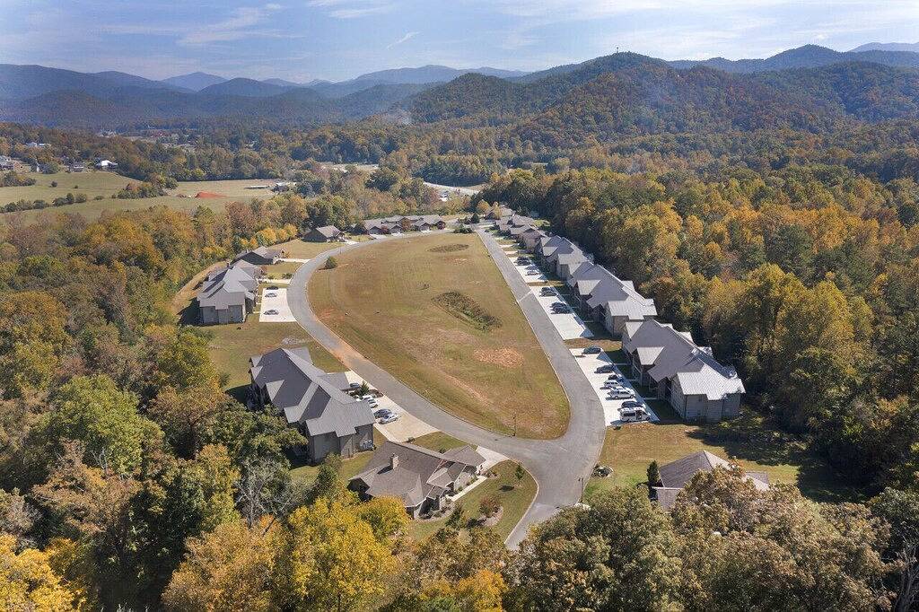 Ganze Wohnung, Cozy Cades Cove Condo with Community Pool! in Tuckaleechee, Blount County
