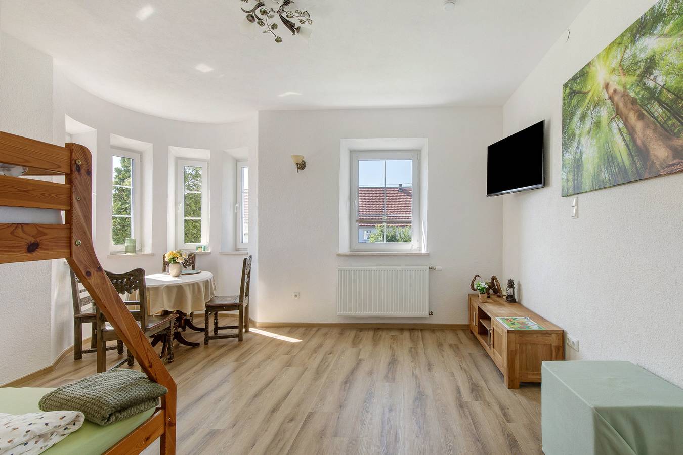 Ganze Wohnung, Ferienwohnung 'Romantika - Fewo Og Links' mit Gemeinschaftsgarten, Balkon und Wi-Fi in Ichenhausen, Bayerisch Schwaben