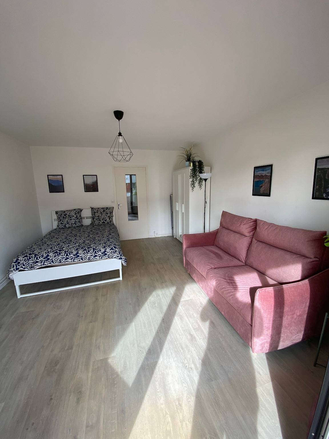 Ganzes Studio, Einzimmerapartment 'Grand Studio Avec Loggia' mit privater Terrasse, Balkon und Wlan in Thorigny-sur-Marne, Seine-et-Marne