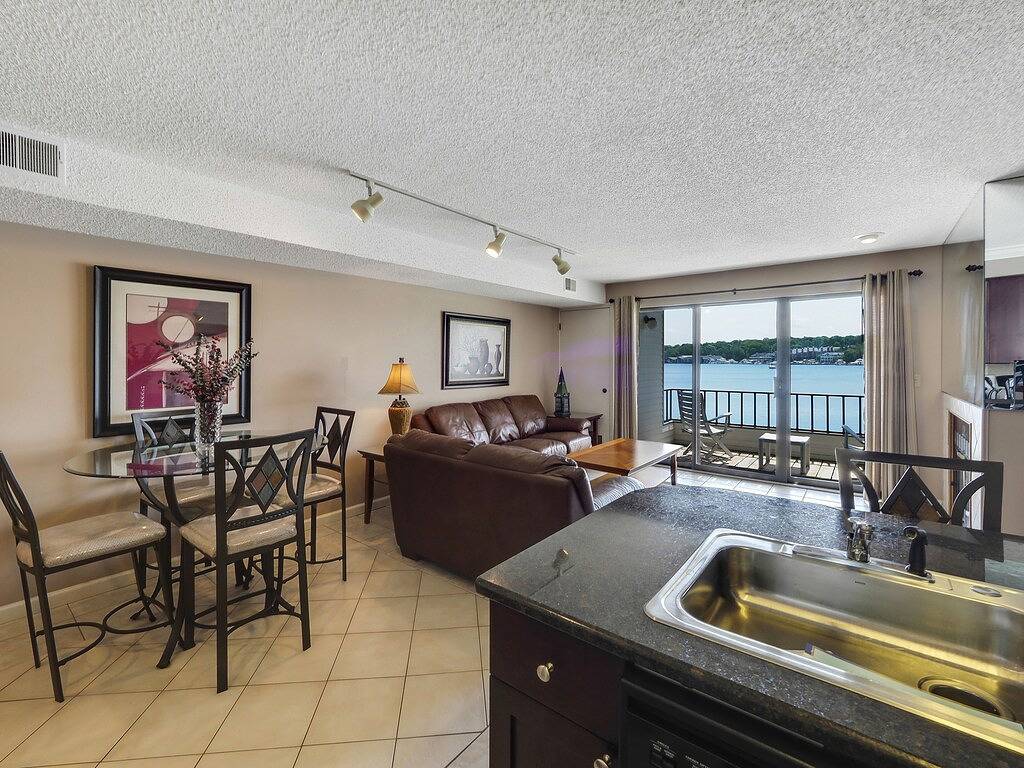 Ganze Wohnung, 223 Ewi|Bright & Air | Pool, Hot Tub, Sauna | Cozy 1 Br Condo in Charlevoix, Charlevoix County