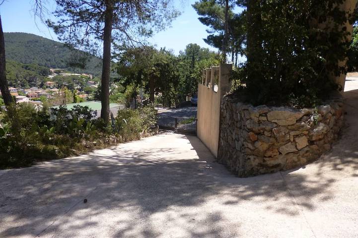 Ganze Wohnung, Garden-level studio with pool facing the Giens peninsula, close to beaches in Carqueiranne, Mittelmeerküste (Frankreich)