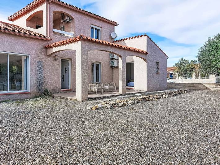 Location de vacances pour 8 personnes, avec jardin et terrasse à Brouilla