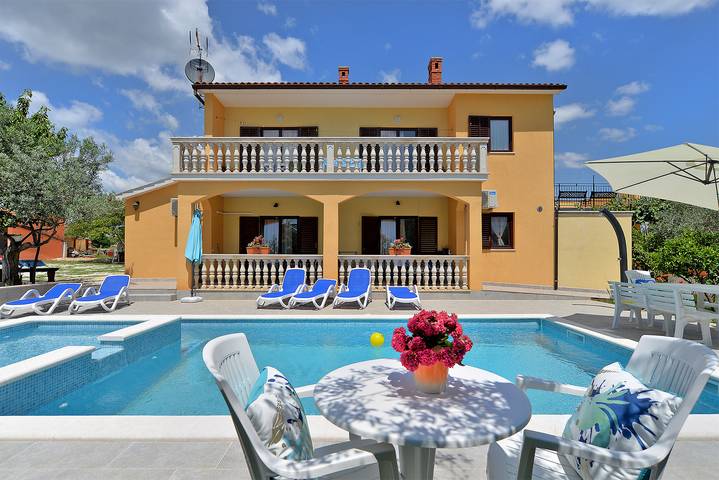Ferienhaus für 16 Personen, mit Pool und Balkon - 1