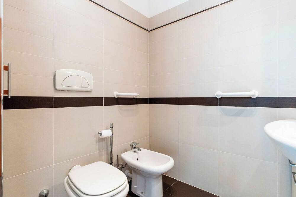 Apartamento entero, Bonito apartamento para 4 personas con A/C, Wifi y balcón in Taggia (City), Taggia