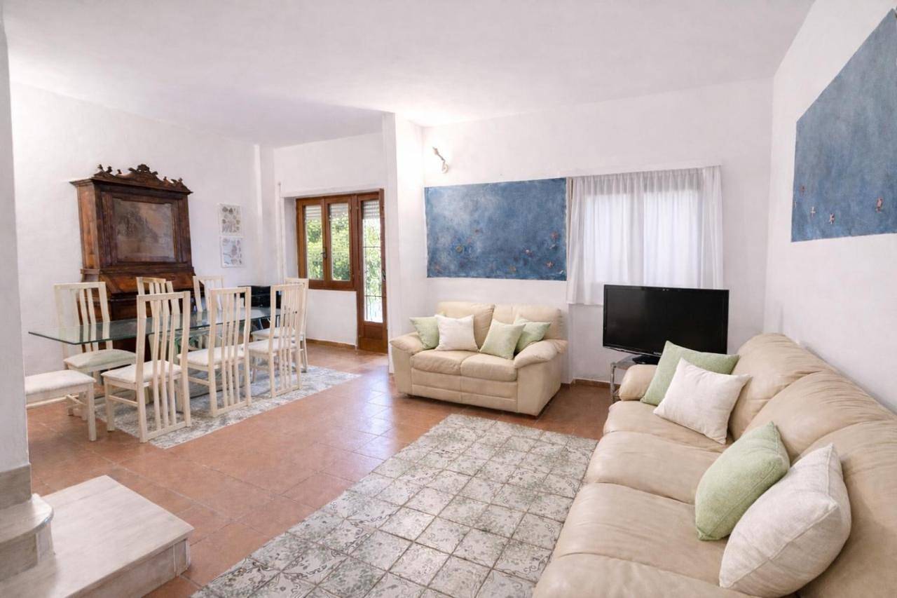 Villa summertime walking distance from the sea with garden in Fregene, Fiumicino