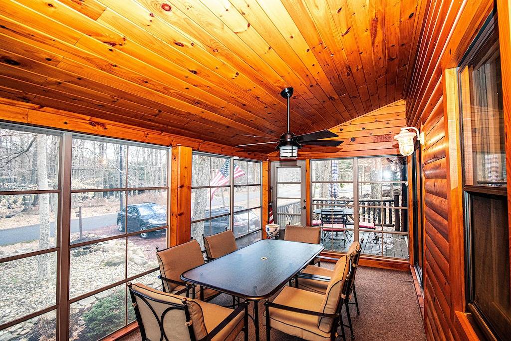 Log Cabin Beauty w Hot tub, Arcade Games with modern amenities throughout in Hickory Run State Park