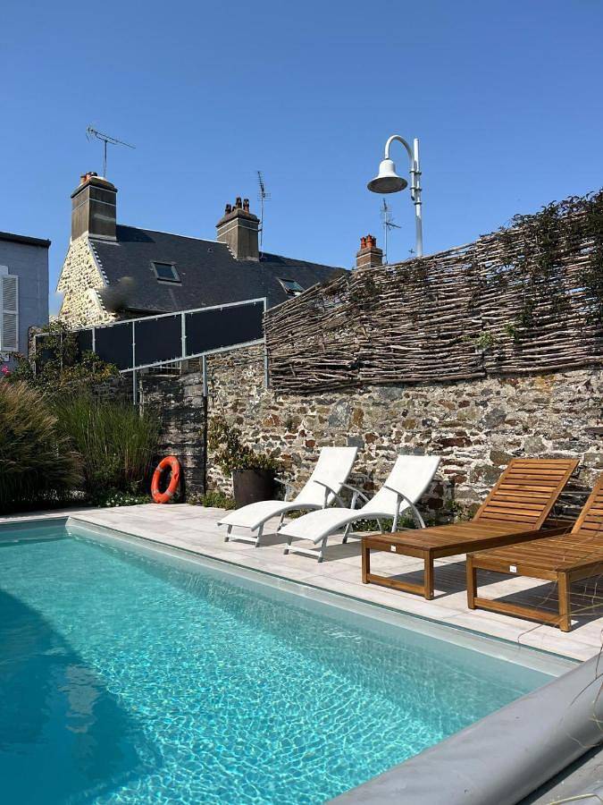 Maison d’hôte pour 2 personnes, avec piscine ainsi que vue et jardin