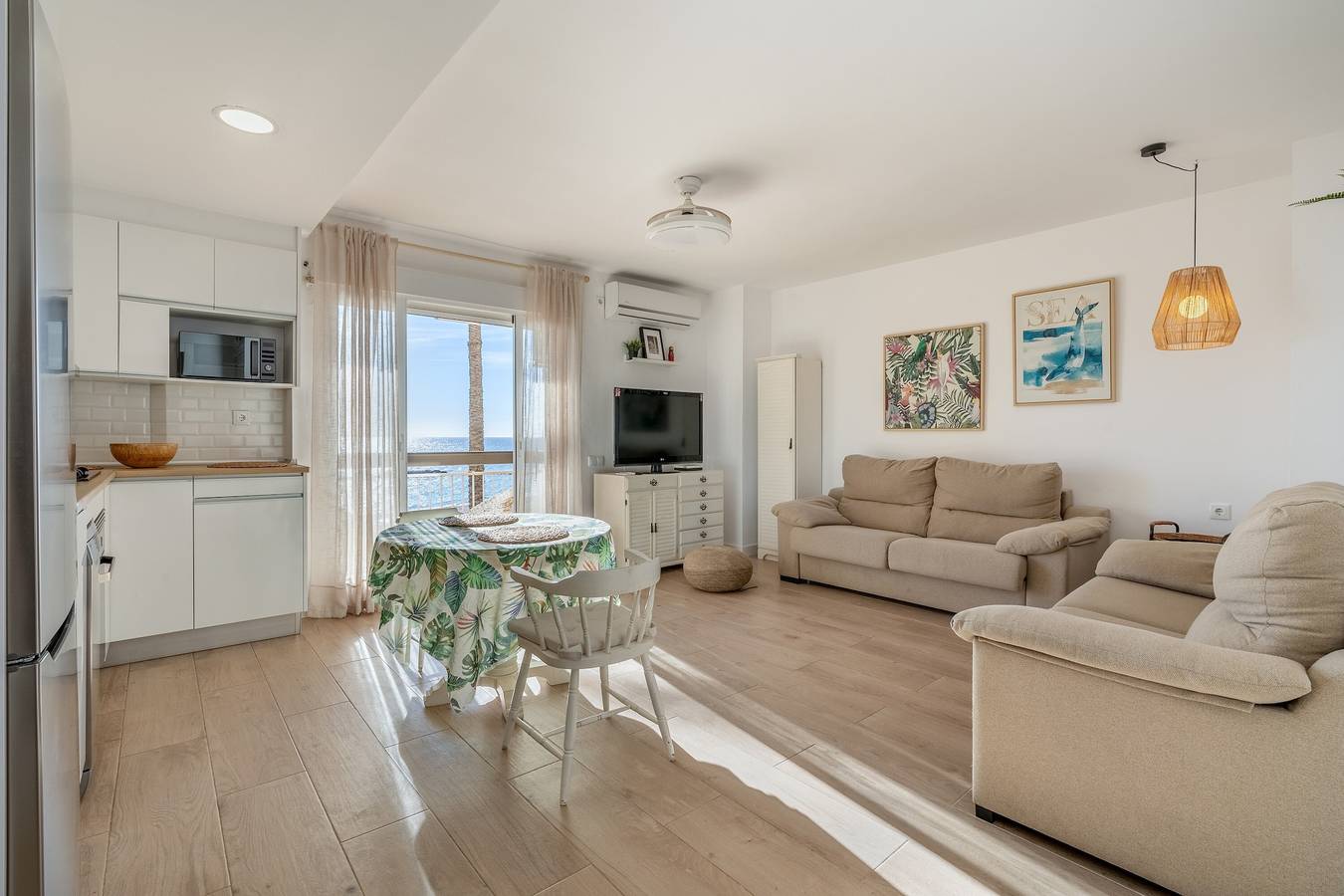 Apartamento entero, Apartamento 'Primera Linea De Playa' con vistas al mar, Wi-Fi y aire acondicionado in Motril, Costa Tropical