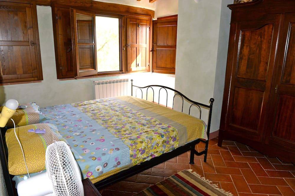 Ganze Wohnung, Casa di charme in einem pietra con giardino privato in Asciano, Siena Provinz