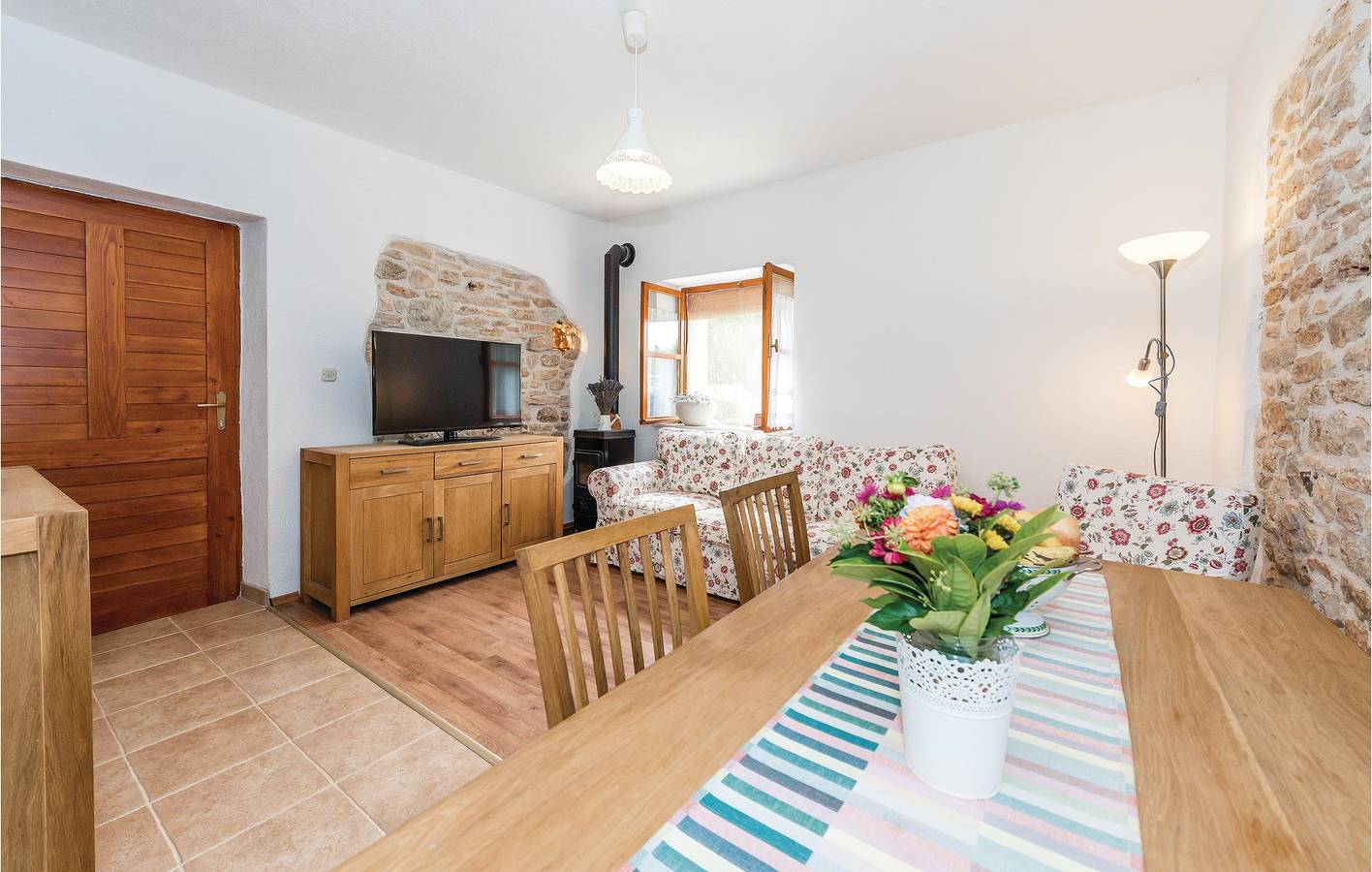 Holiday home for 6 people with terrace in Dalmatian Zagora