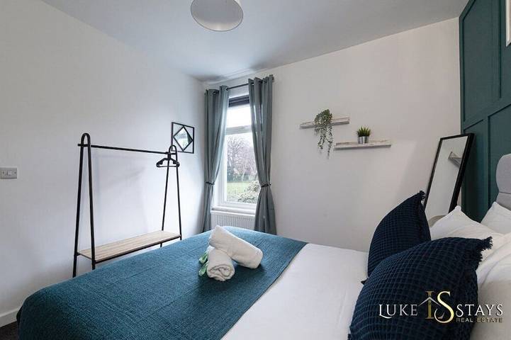 The Blue House by Luke Stays in Durham, Comté de Durham