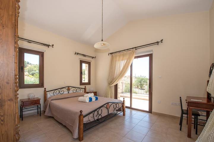 4bdr Villa familiale avec 400 m². m. aire de jeux, piscine privée chauffée in Chypre du Sud