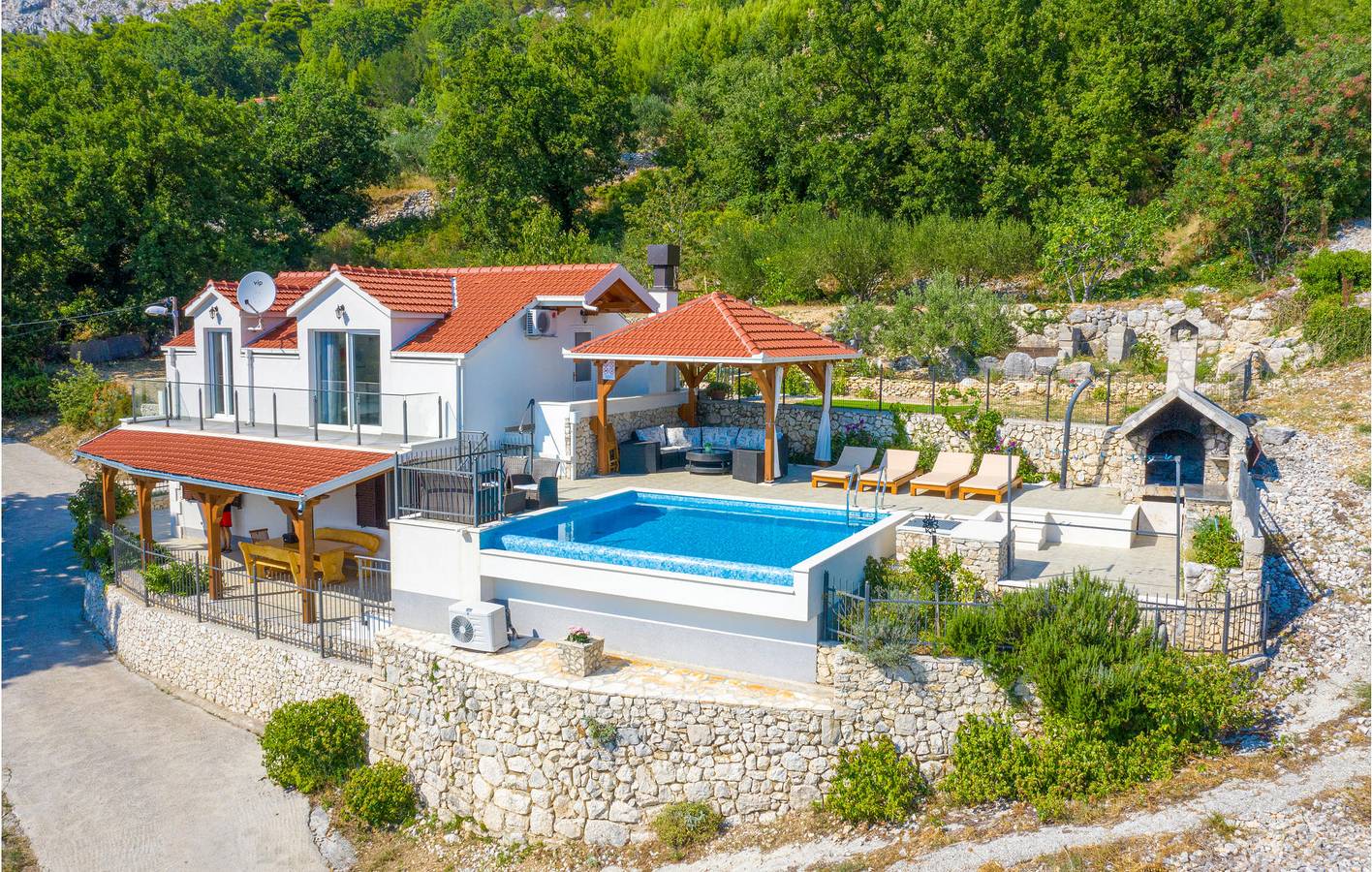 Geräumiges Apartment, 1 km vom Strand entfernt: mit Pool, WLAN und Terrasse in Jesenice, Split-Dalmatien