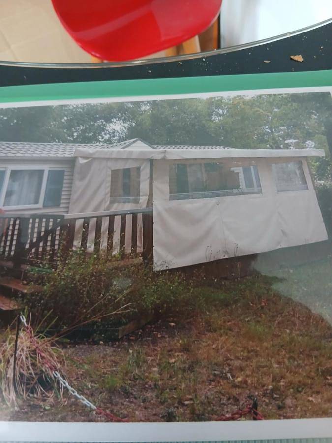 Camping pour 8 personnes, avec terrasse ainsi que piscine et jardin