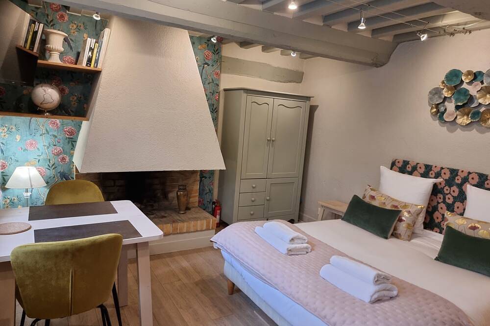 Geheel appartement, La Suite Saint Jean | Knus voor twee met haard | Centrum van Honfleur in Honfleur, Lisieux en omgeving
