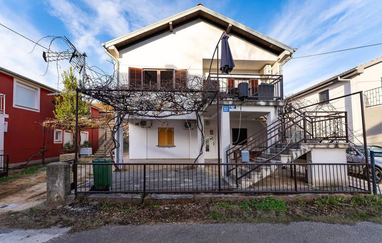 Ganze Ferienwohnung, Gemütliche Ferienwohnung mit Terrasse in der Nähe der Küste und des Stadtzentrums in Donji Karin in Donji Karin, Zadar