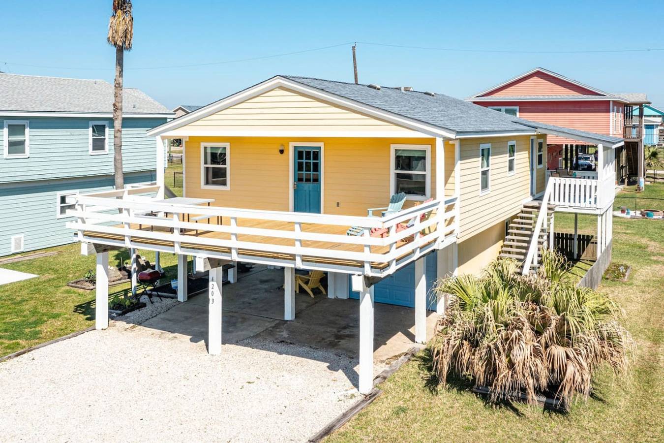 Sunny Daze Walk to Beach, 2 Decks, Pet Friendly! in Galveston Island, Galveston