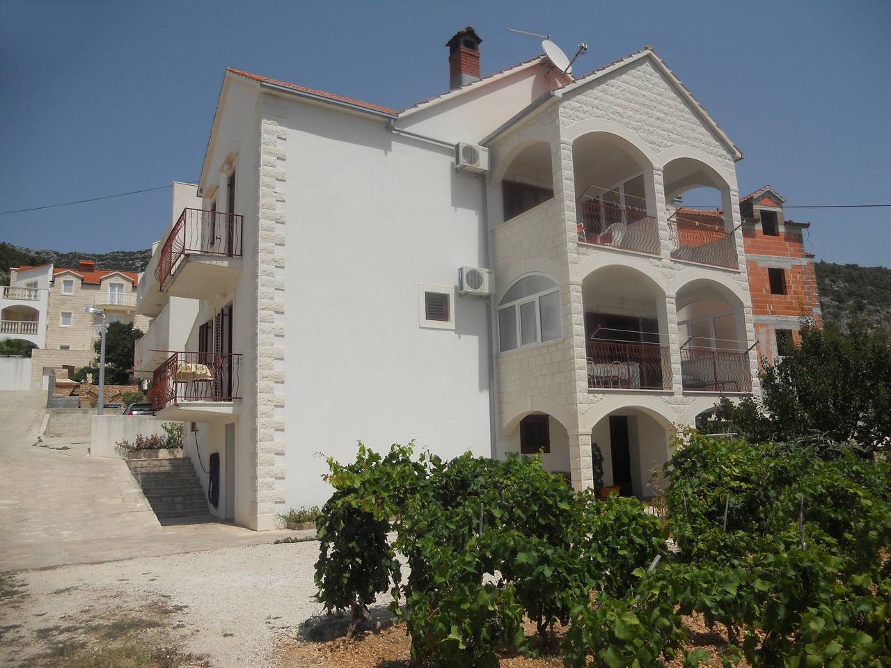 Ganze Wohnung, 1-Zimmer-Ferienwohnung mit Balkon und Meerblick Bol, Brac A-2890-a in Bol Insel Brac, Bol