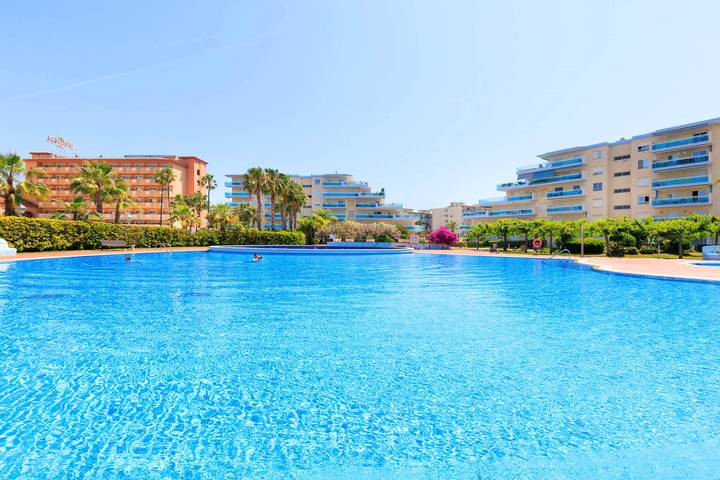 Location de vacances pour 6 personnes, avec jardin ainsi que piscine et terrasse, animaux acceptés à Platja de la Pineda