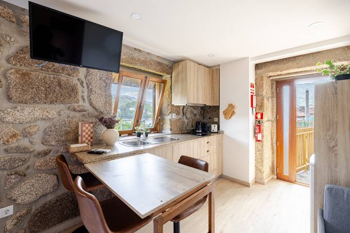 Holiday Home 'Estúdio À Beira Da Água No Gerês' with Lake View, Wi-Fi and Air Conditioning in Vilar da Veiga, Gerês