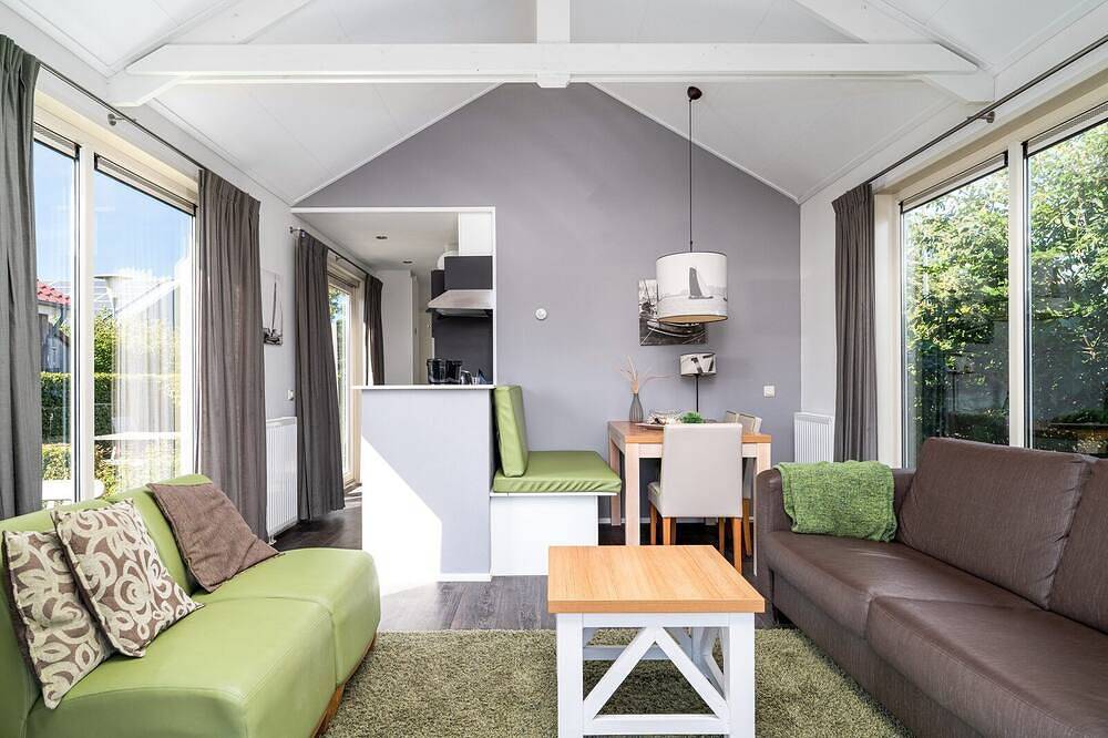 Übernachten Sie in unserem gemütlichen Luxus-Chalet Meine 4, das über einen privaten Steg und eine Sauna verfügt. in Akkrum, Friesland