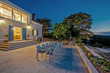 Villa for 12 People in Pucisca, Split-Dalmatia, Photo 4