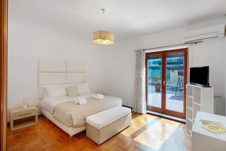 Appartement entier, Appartement « Grand Terrace Family Home » avec terrasse privée, Wi-Fi et climatisation in Sorrento, Sorrento Coast