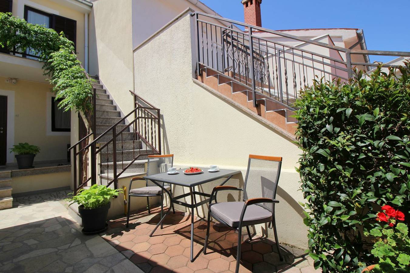 Ganze Wohnung, Lichtdurchflutetes Apartment nur 400 Meter zum Strand mit Meerblick, Wifi, Klimaanlage in Poreč, Grad Poreč