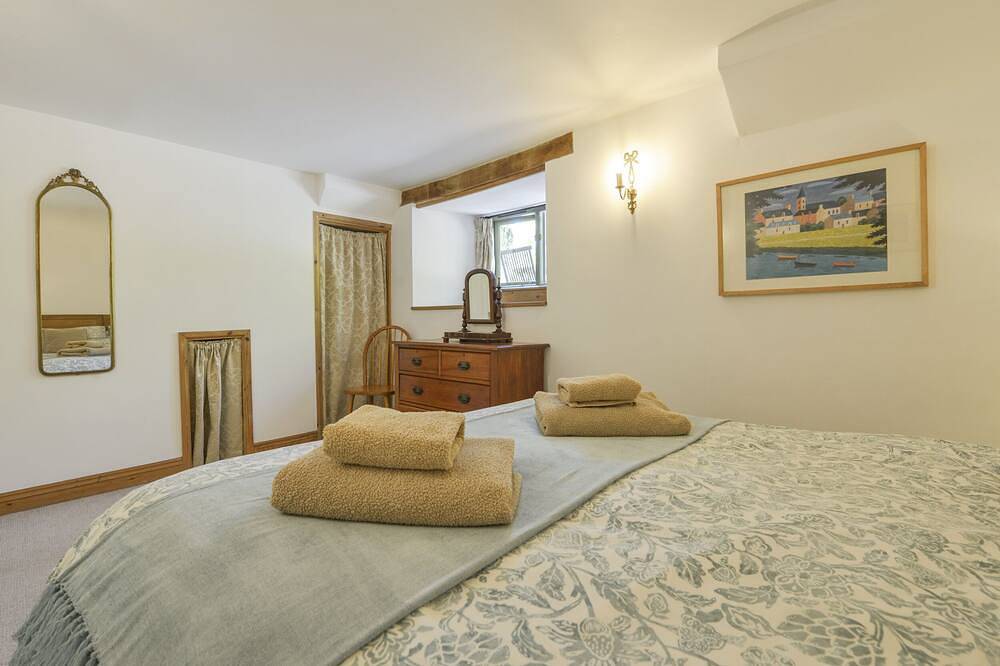 Parsonage Farm Cottage, family friendly in Newton Ferrers in Newton and Noss, South Devon