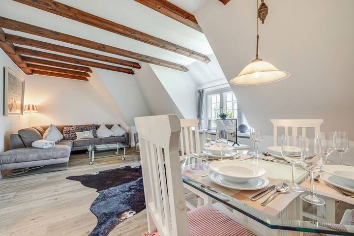 Ganze Wohnung, Die reetgedeckte, gepflegte Anlage liegt auf einem ca. 2000 m² großem Grundstück in Keitum, Sylt (Gemeinde)